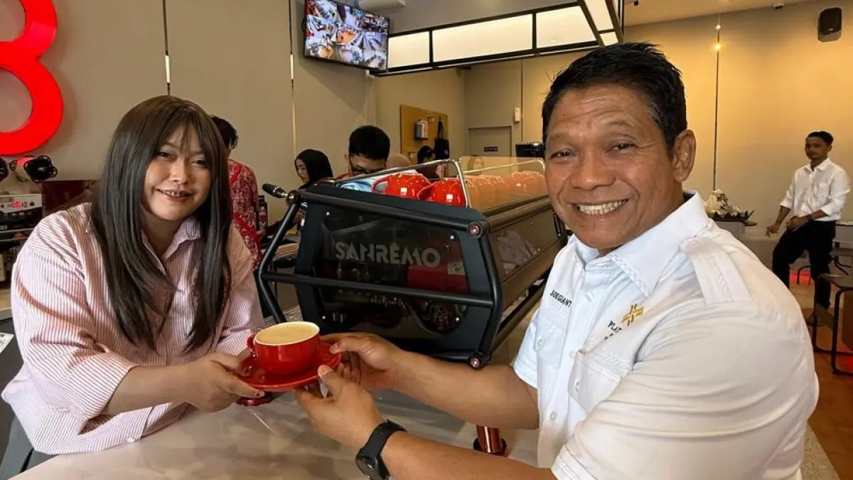 EKSPANSI: Direktur Operasional Platinum Group Indonesia Soegianto menikmati kopi di outlet terbaru 28 Coffee di Km 7 Balikpapan.