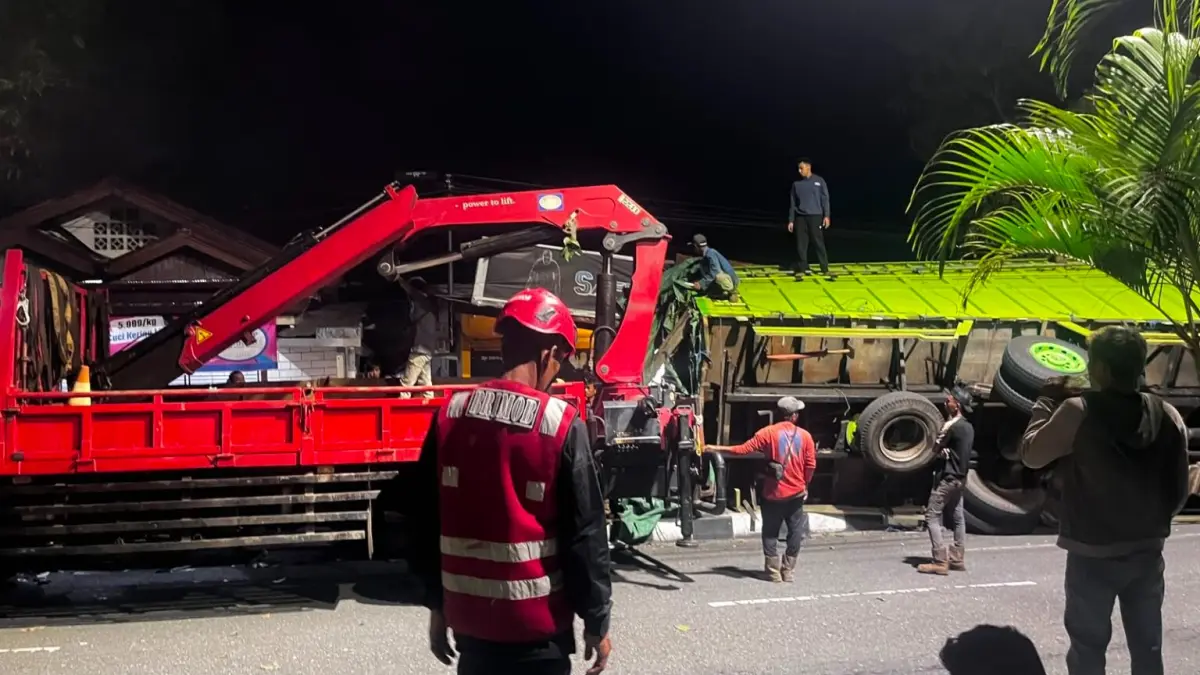 EVAKUASI: Proses evakuasi dan keamanan dilakukan personel gabungan Batalyon A Pelopor insiden kecelakaan truk.