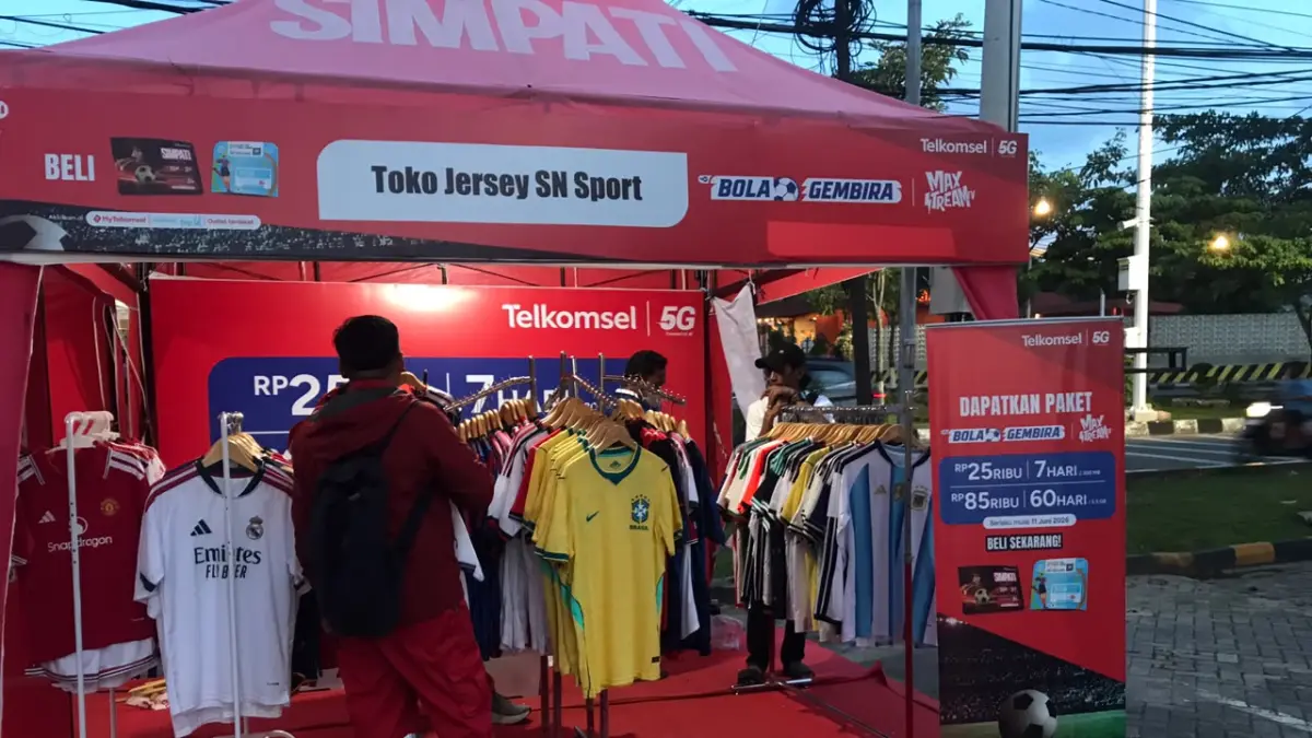 Jual jersey di Pasar Segar Balikpapan. (FOTO MUHAMMAD TAUFIK)