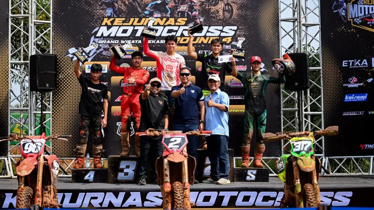 KEJURNAS: Crosser binaan AHM, Ivan Valrossi Tertia Wahyumaniadi (kedua kiri), berhasil meraih podium ketiga pada race pertama kelas MX2 Kejuaraan Nasional Motocross 2026, Bekasi. (IST)