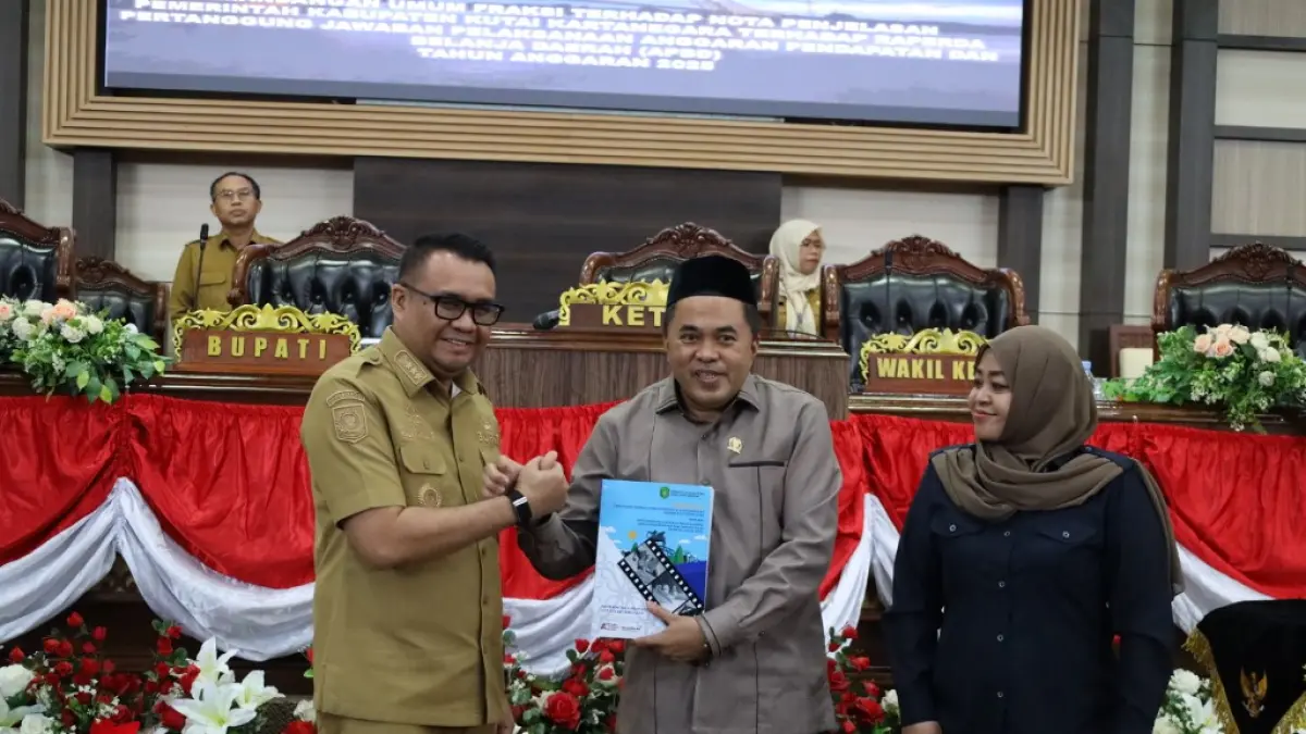LAPORAN: Bupati Kukar Aulia Rahman Basri menghadiri Rapat Paripurna ke-8, 9, dan 10 DPRD Kukar Masa Sidang III di Ruang Sidang Utama. (IST)