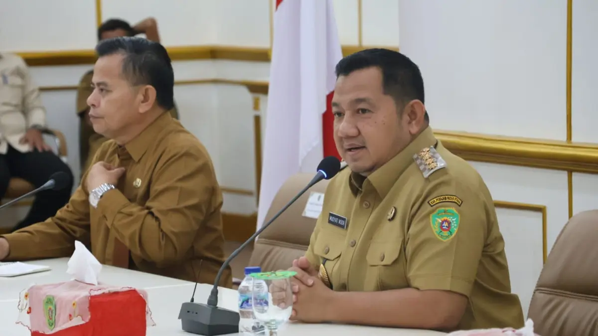 Mudyat Noor didamping Sekretaris Kabupaten (Sekkab) PPU, Tohar dalam rapat Harmonisasi Kebijakan Program dan Kegiatan Tahun Anggaran 2025 dihelat di Aula Lantai III Kantor Bupati PPU, Senin (29/6/2026).