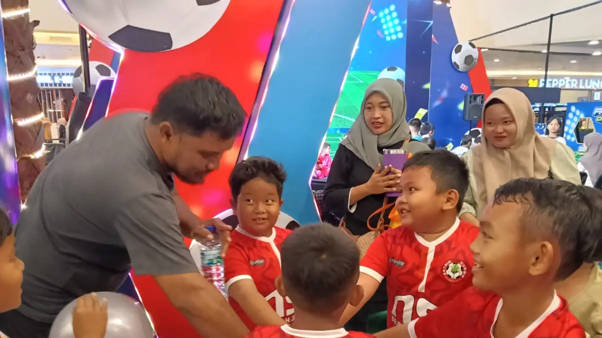 SPORTIF: Tim SSB Satria Kurma menyorakkan yel-yel sebelum turun ke lapangan. (IST)

&nbsp;