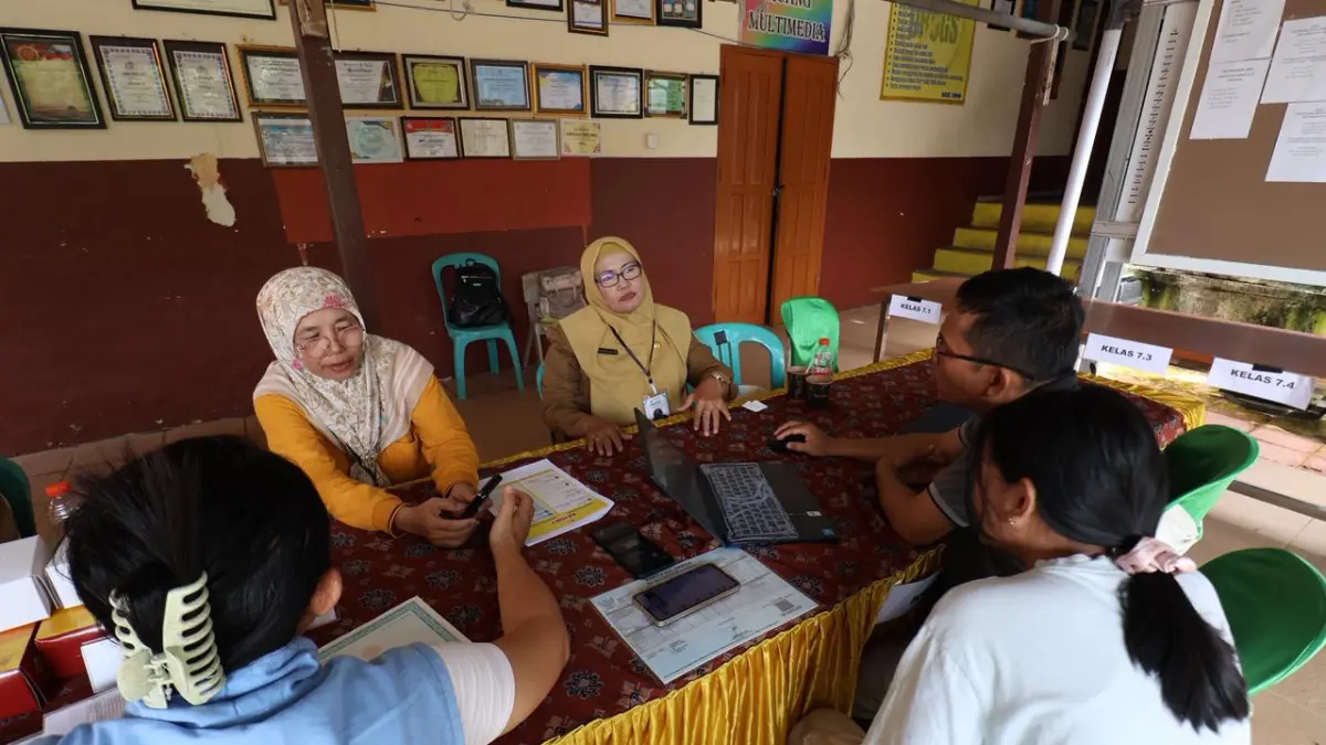Suasana hari pertama pendaftaran online SPMB 2026 di SMP 1 Balikpapan pada Senin, 29 Juni 2026. )ANGGI PRADITHA/KP)