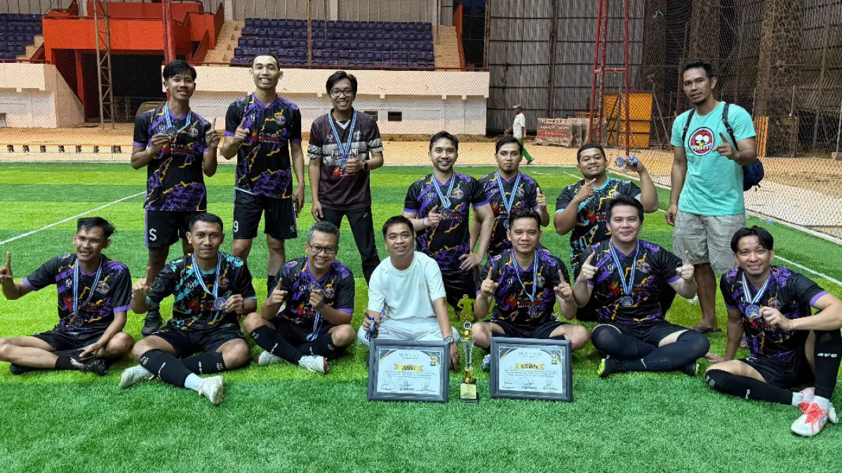 TUA KELADI: Tim Papi Dian FC yang diperkuat alumni Unikarta berhasil menjadi juara turnamen Mini Soccer antar mahasiswa dan alumni Unikarta 2026.
