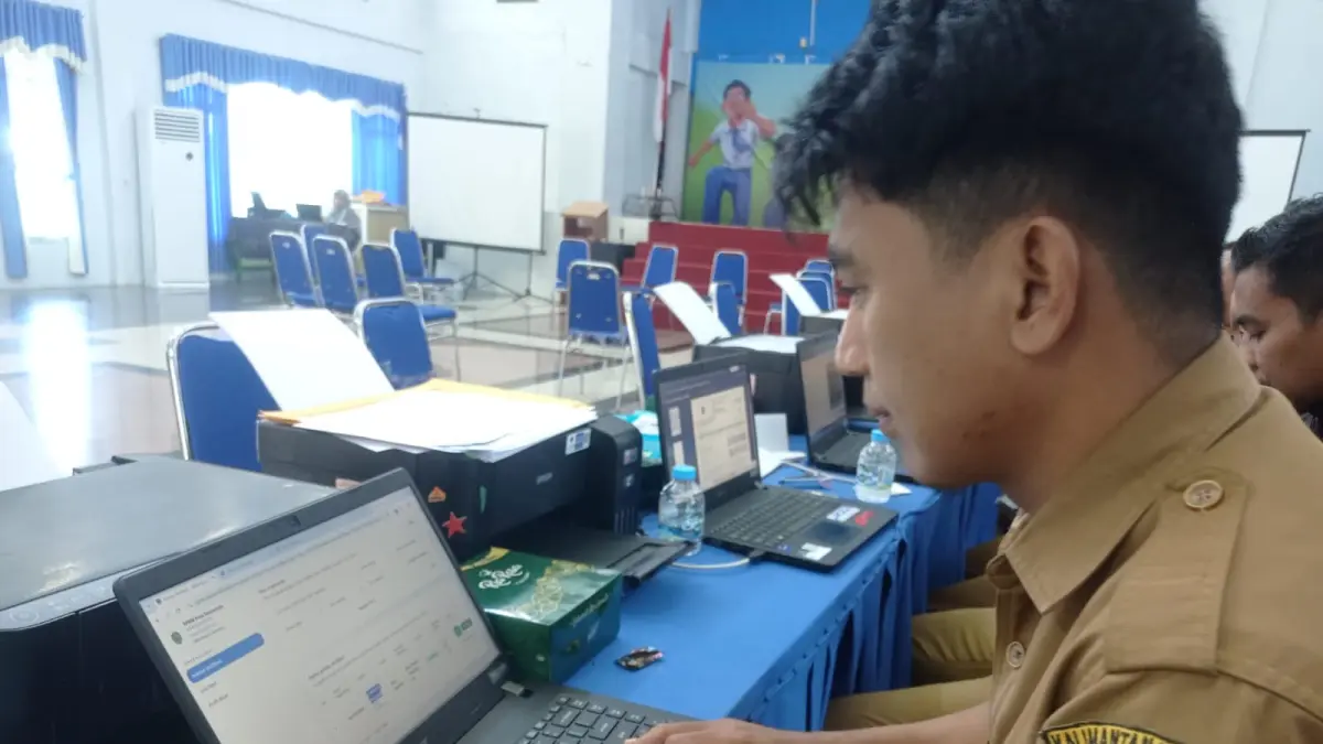 VERIFIKASI: Operator di SMA 1 Bontang melakukan pengecekan berkas pendaftaran murid baru pada SPMB tahap kedua ini. ADIEL KUNDHARA/KP