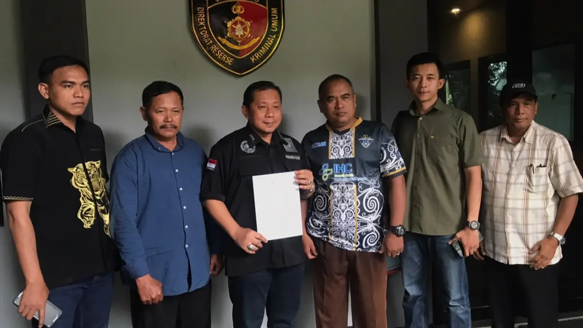 PENDAMPINGAN: Agus Shali (tengah) bersama tim kuasa hukum LHA PSHT Pusat Madiun didampingi Ketua Cabang PSHT Balikpapan Pusat Madiun Mujiatno serta Dewan Cabang Subiyantoro usai mendampingi pemeriksaan saksi di Subdit Jatanras Ditreskrimum Polda Kaltim, Selasa (30/6). (MUHAMMAD TAUFIK/KP)