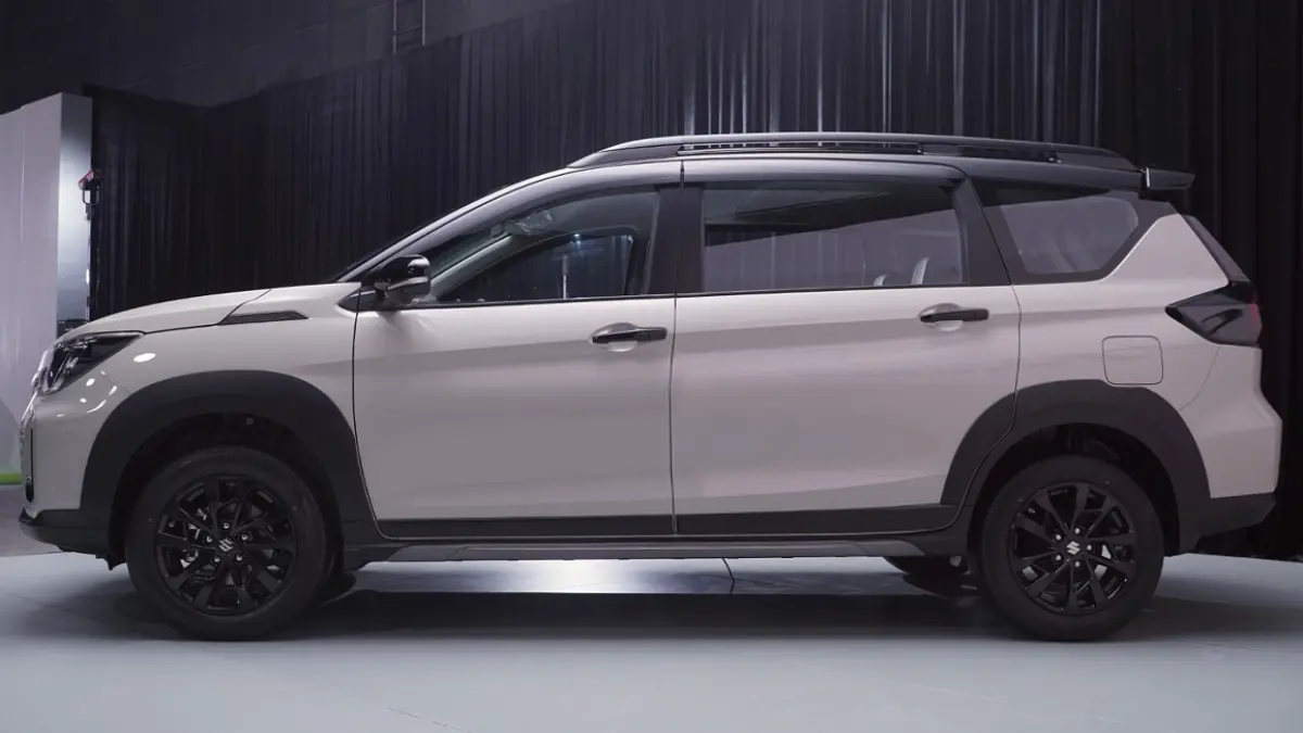 Tampak Samping: Suzuki XL7 New Alpha Hybrid 2026 tampil lebih sporty dari sisi samping dengan velg alloy 16 inci berwarna hitam, door handle dan roof rail serba hitam, serta garnish side sill berwarna gunmetal yang mempertegas karakter SUV premium. (Foto: Istimewa)