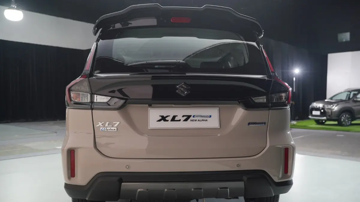 Tampak Belakang: Bagian belakang Suzuki XL7 New Alpha Hybrid 2026 mendapat penyegaran melalui Rear Combination Lamp with Black Accent, tailgate garnish hitam, rear bumper lower garnish gunmetal, serta tambahan black rear upper spoiler yang membuat tampilannya semakin eksklusif. (Foto: Delis/KP)