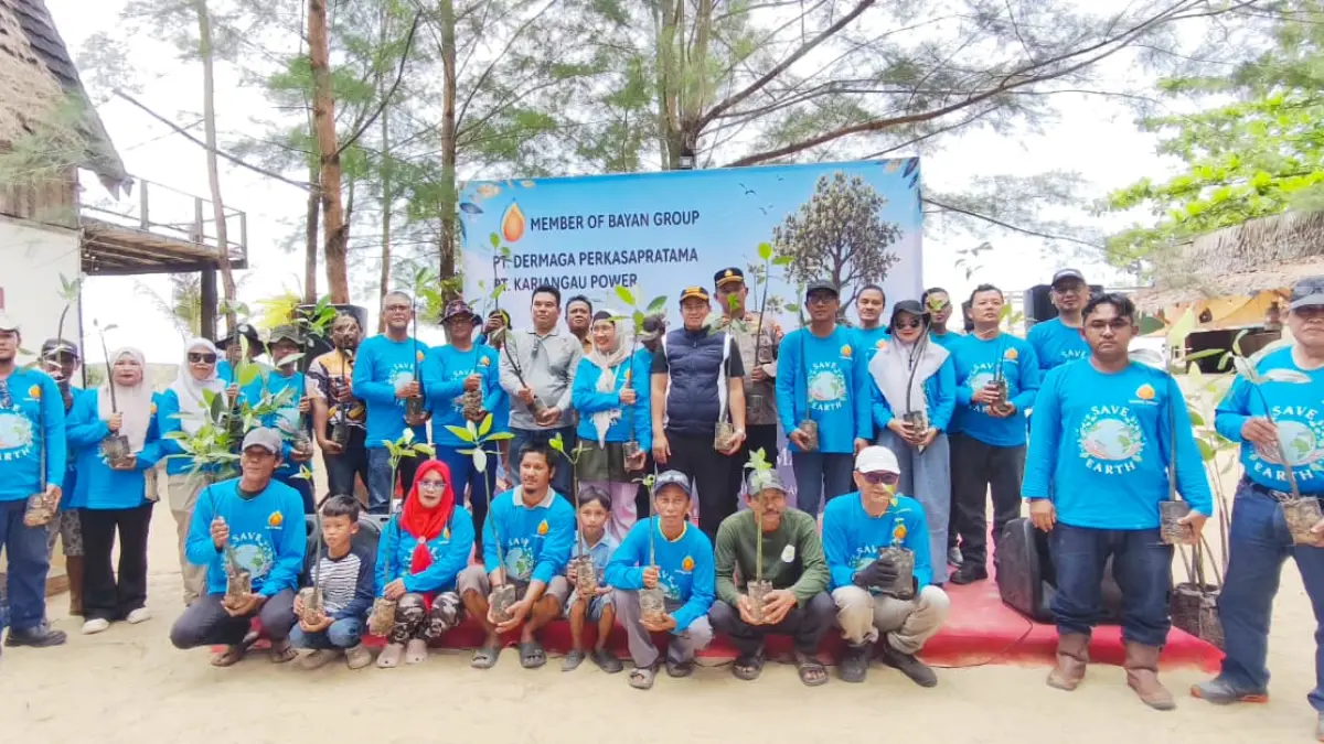 ANTUSIASME PESERTA: Lokasi penanaman mangrove di pesisir Teritip diikuti antusias semua pihak. (LUPUS/KP)