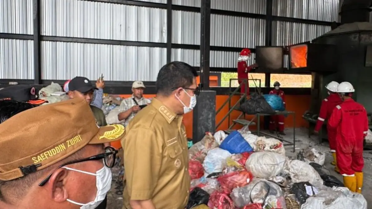 BARU: Andi Harun (kedua kiri) mengecek pengoperasian insinerator di Kelurahan Baqa Kecamatan Samarinda Seberang di sela peringatan Hari Lingkungan Hidup, Selasa (30/2).