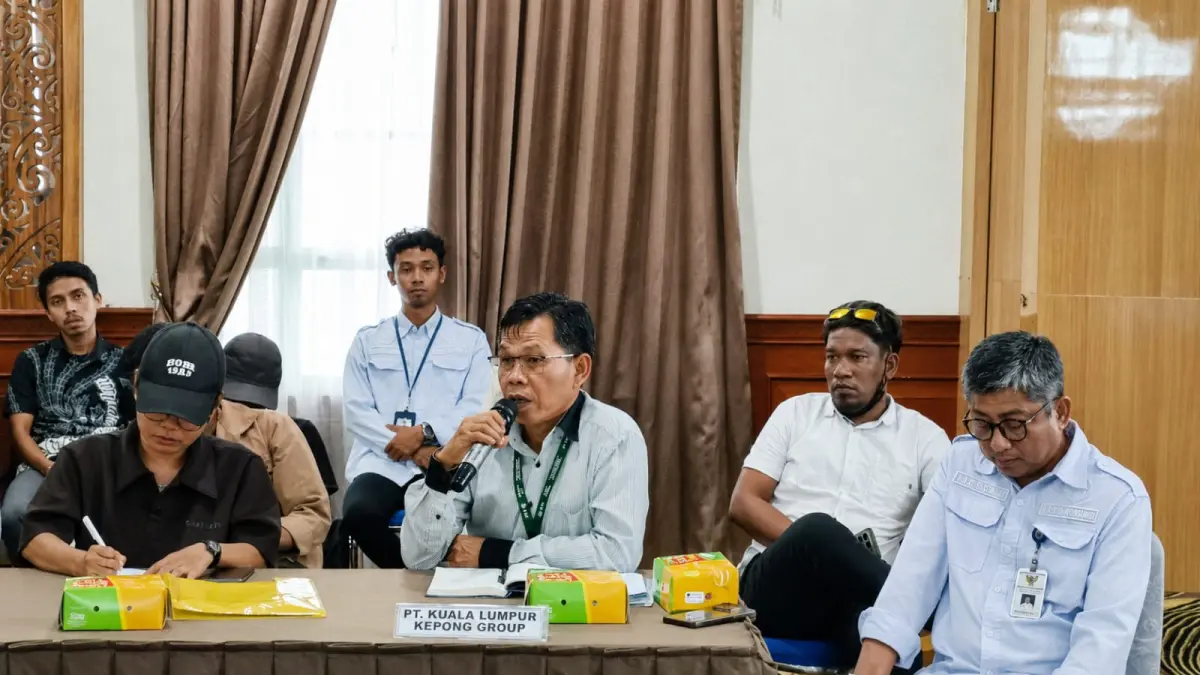 BERI PENJELASAN: Perwakilan PT Kuala Lumpur Kepong Group, Sumarsono (tengah), menyampaikan penjelasan dalam rapat dengar pendapat DPRD Kutai Timur terkait dugaan pencemaran di Perairan Pulau Miang, Selasa (30/6). (JUFRIADI/KP)