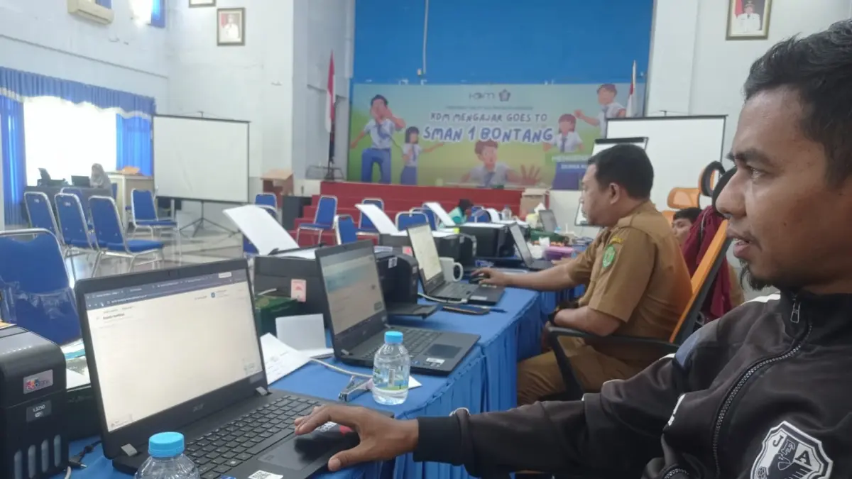 CERMATI BERKAS: Operator SPMB di SMA 1 melakukan verifikasi berkas yang masuk di situs buatan Disdikbud Kaltim. ADIEL KUNDHARA/KP