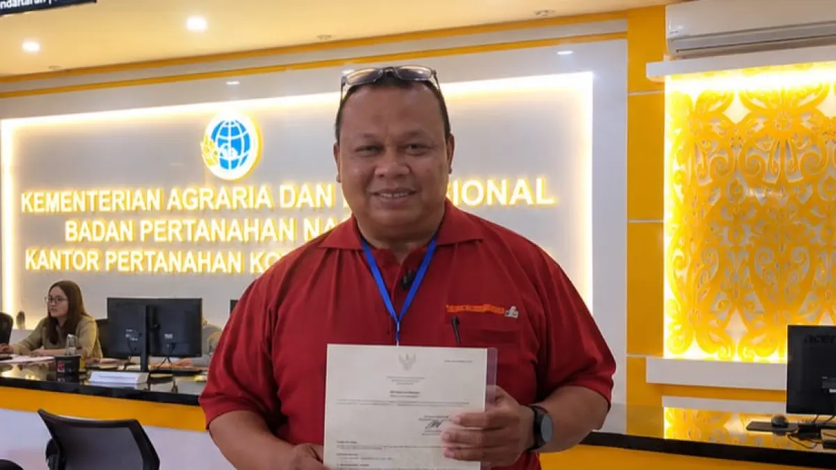 Dahlan Balfas saat pengambilan sertipikat layanan pendaftaran pertanahan. (IST)