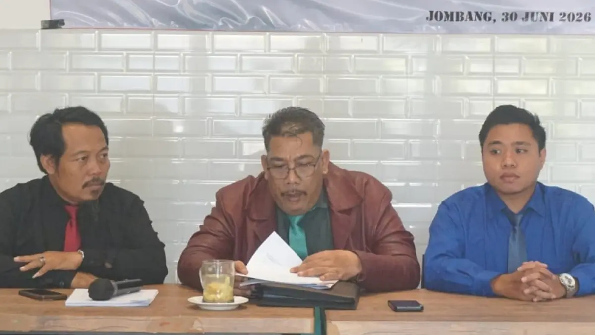 Edi Haryanto (tengah) bersama rekan saat konferensi pers di Jombang, Senin (30/6).