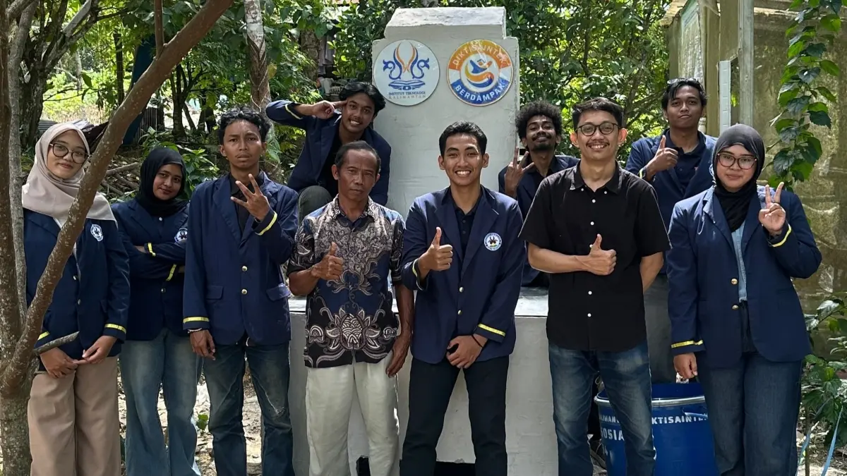 FASILITAS: Selain menghadirkan alat pembakaran, tim juga membangun fasilitas pendukung berupa bak sampah dan rak sampah.