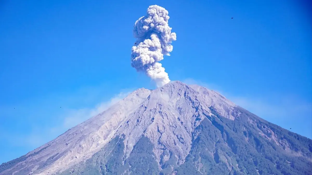 Foto ilustrasi, Gunung Semeru erupsi pada Selasa, 30 Juni 2026. (Bisnis.com)