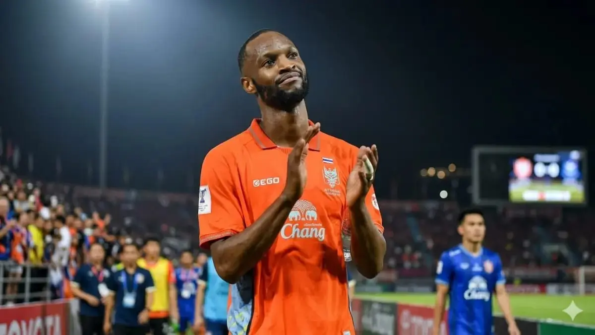 Gabriel Mutombo saat beraksi di kompetisi Asia musim lalu. Pengalamannya mencatatkan 62 penampilan di Thailand dan Asia menjadi modal utama memperkuat lini belakang sang juara bertahan. (Foto: Istimewa)