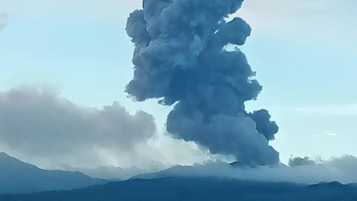 Gunung Dukono di Maluku Utara kembali erupsi dengan kolom abu setinggi 1 kilometer. (Foto: PVMBG).