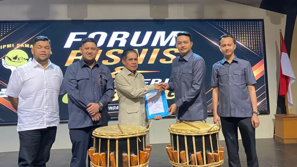 HIPMI Samarinda menyerahkan usulan Rancangan Peraturan Daerah (Raperda) tentang Kewirausahaan kepada Ketua DPRD Samarinda, Helmi Abdullah (tengah). (FOTO/HIPMI SAMARINDA)