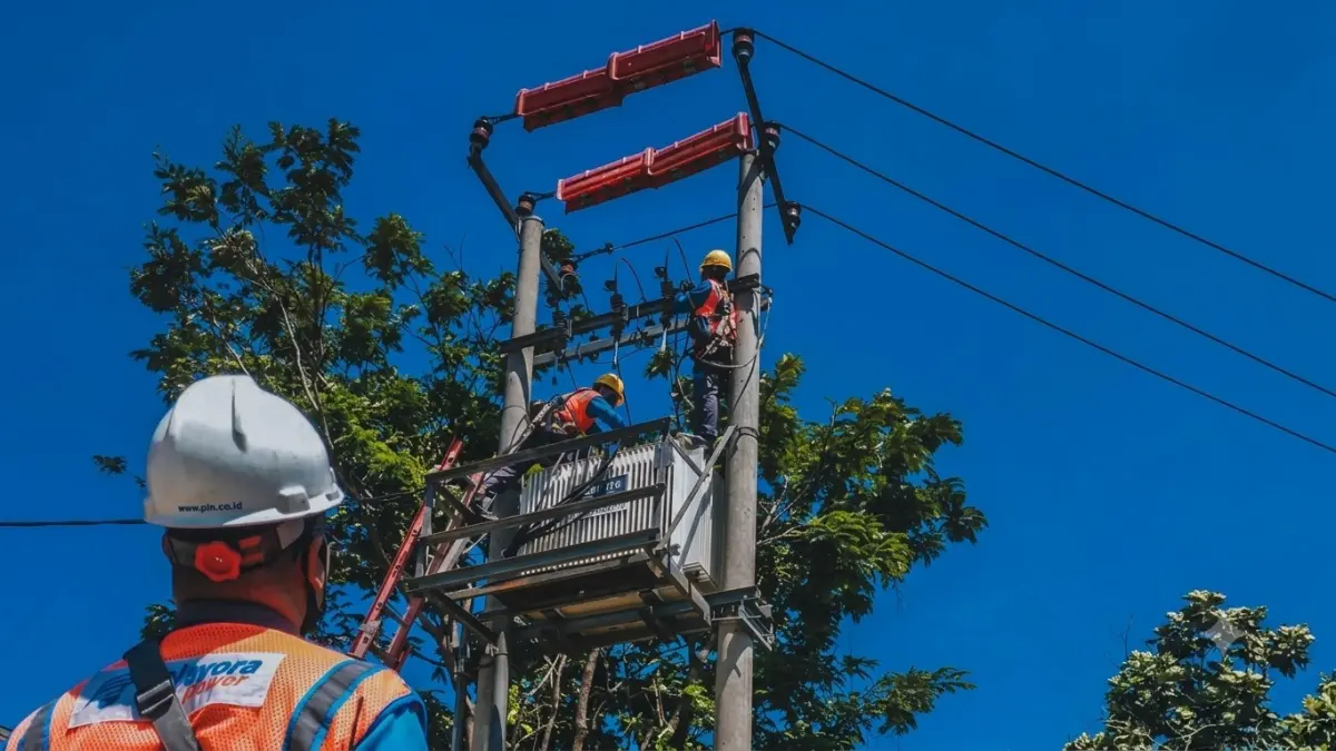 Ilustrasi petugas PLN sedang melakukan pemeliharaan jaringan listrik akibat pemadaman listrik Balikpapan. Dok. PLN