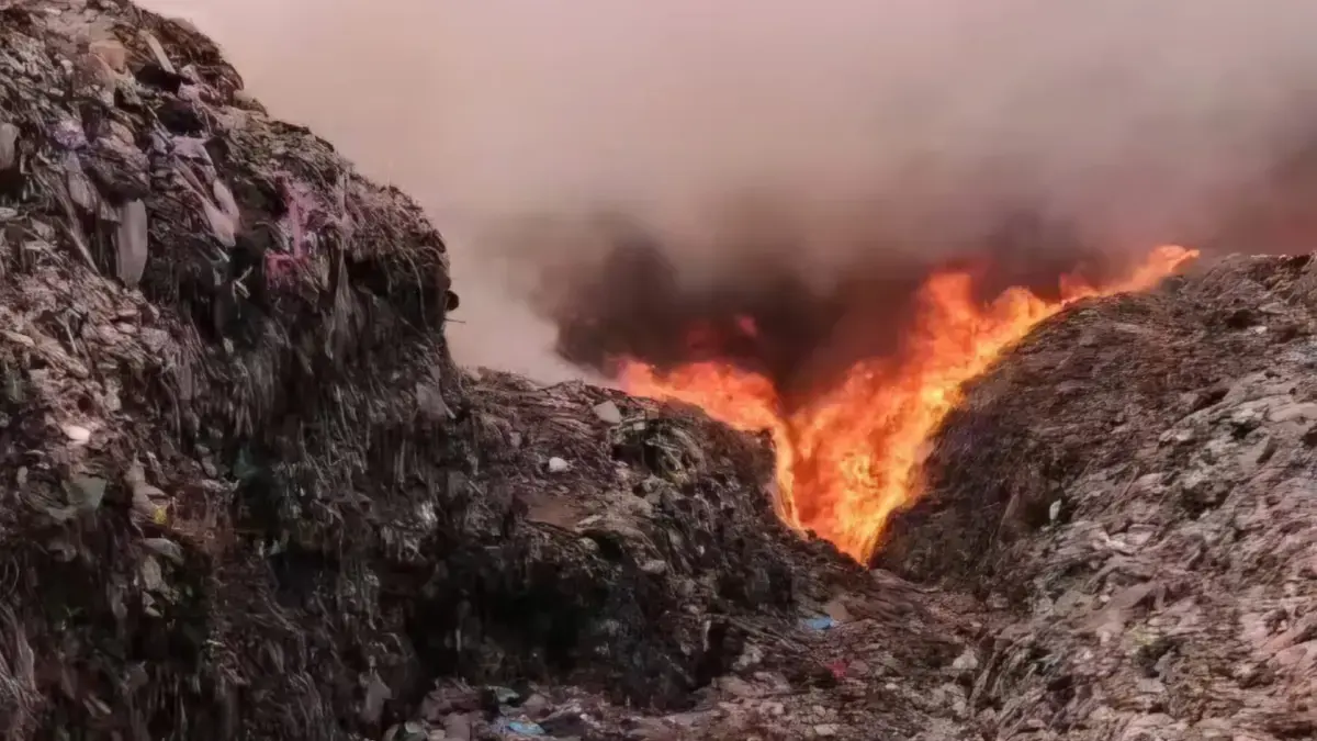 Kebakaran melanda TPA Jatiwaringin Mauk Tangerang pada Selasa (30/6/2026). (BPBD Kabupaten Tangerang)
