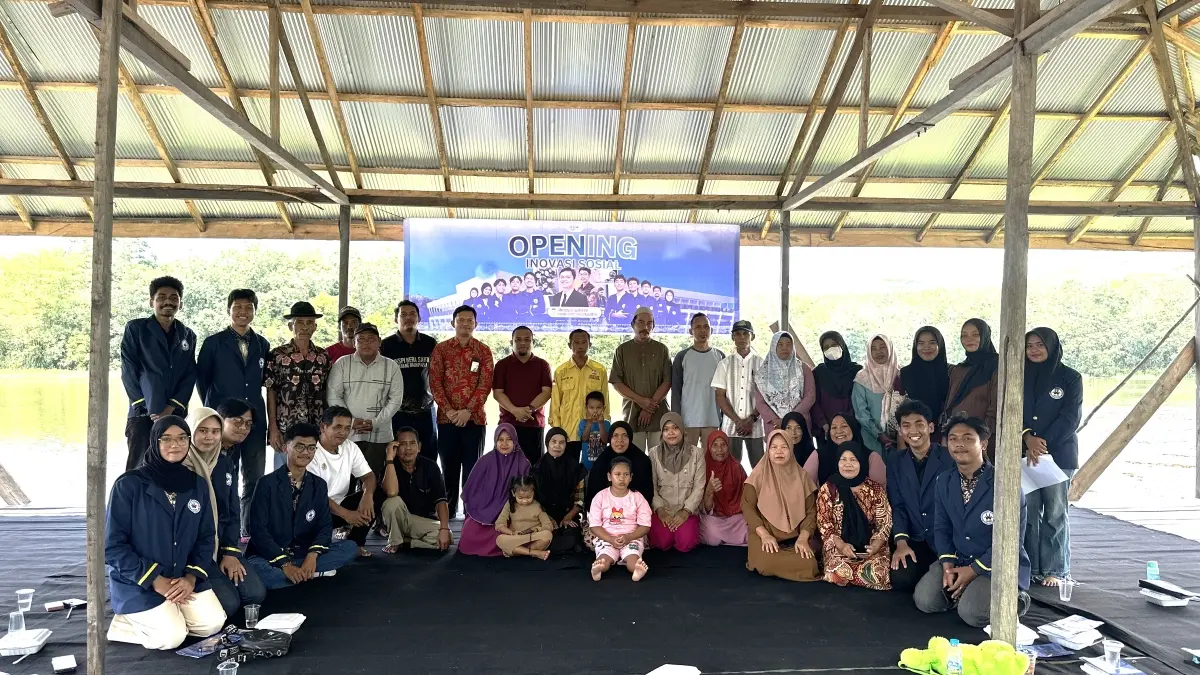 KEBERSAMAAN: Tim peneliti ITK yang terdiri dari dua dosen serta 10 mahasiswa bersama masyarakat RT 25 Desa Wanatirta, Karang Joang. 