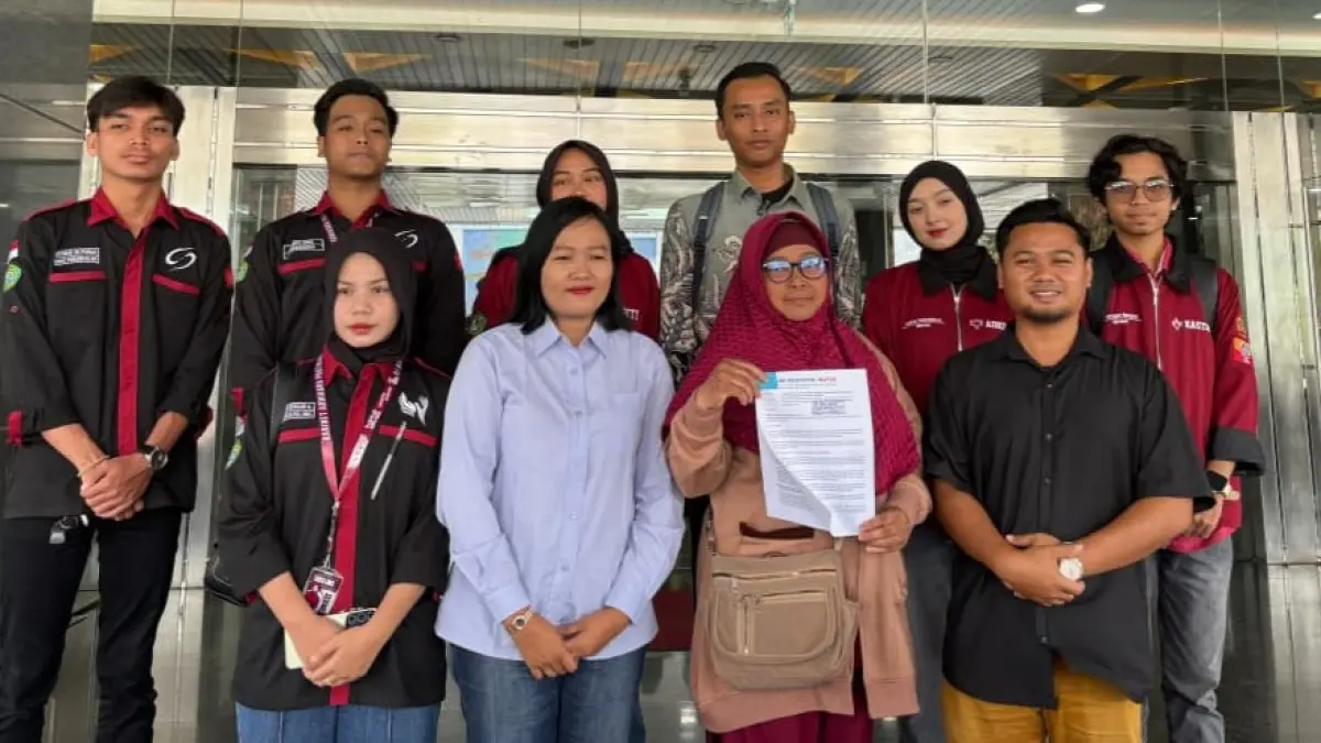 KAWAL HAK PENDIDIKAN: Lembaga Bantuan Hukum (LBH) Samarinda saat mendampingi sejumlah mahasiswa S2 yang diduga menjadi korban pembatalan sepihak oleh penyelenggara program Gratispol Pendidikan Pemprov Kaltim, Selasa (30/6/2026). (FOTO: EKO PRALISTIO/KALTIM POST)