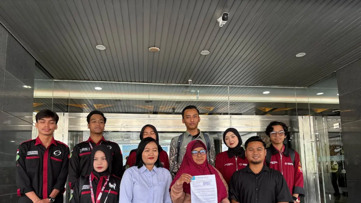 Lembaga Bantuan Hukum (LBH) Samarinda bersama Badan Eksekutif Mahasiswa (BEM) FISIP Universitas Mulawarman dan BEM Fakultas Hukum Unmul kembali mendatangi Kantor Gubernur Kaltim, Samarinda, Selasa (30/6). (FOTO/EKO PRALISTIO)