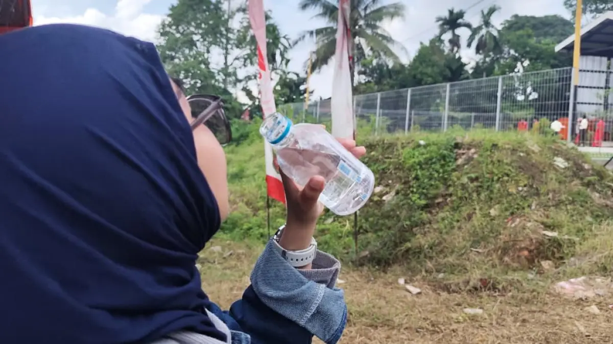 LOKAL: Salah satu produk minuman air dalam kemasan, Samaqua yang telah diproduksi Perumda Tirta Kencana siap dilepas ke pasaran. DENNY SAPUTRA/KP