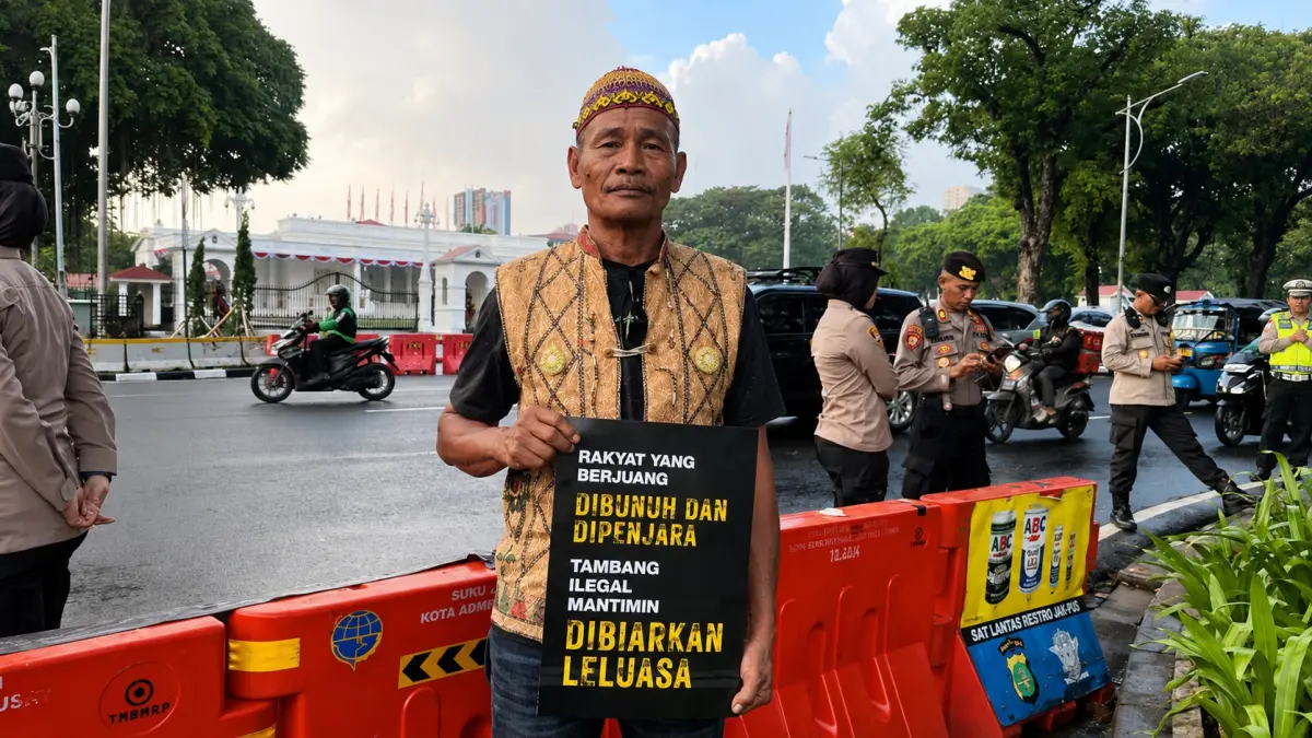 Misran Toni saat mengikuti Aksi Kamisan di depan Istana terkait dugaan pelanggaran hukum dan HAM.