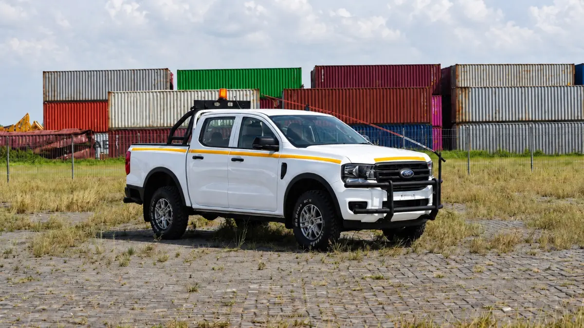 Next-Gen Ford Ranger XL 4x4 MT, salah satu armada andalan dalam layanan Ford End-to-End Fleet Solutions yang siap mendukung efisiensi operasional sektor industri di Indonesia.