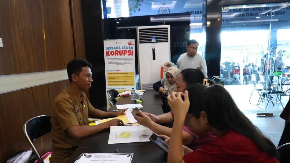 PELAYANAN: Suasana kesibukan petugas saat melayani warga yang mengurus proses verval SPMB Balikpapan di Kantor Disdikbud Balikpapan, Selasa (30/6). ANGGI PRADITHA/KP