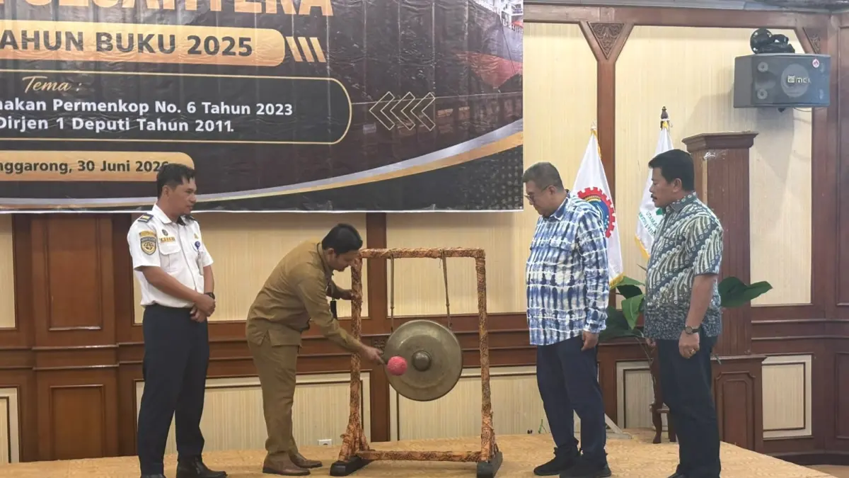 PENEGASAN: Pembukaan RAT Koperasi TKBM Karya Sejahtera Tahun Buku 2025 ditandai dengan pemukulan gong di Tenggarong.