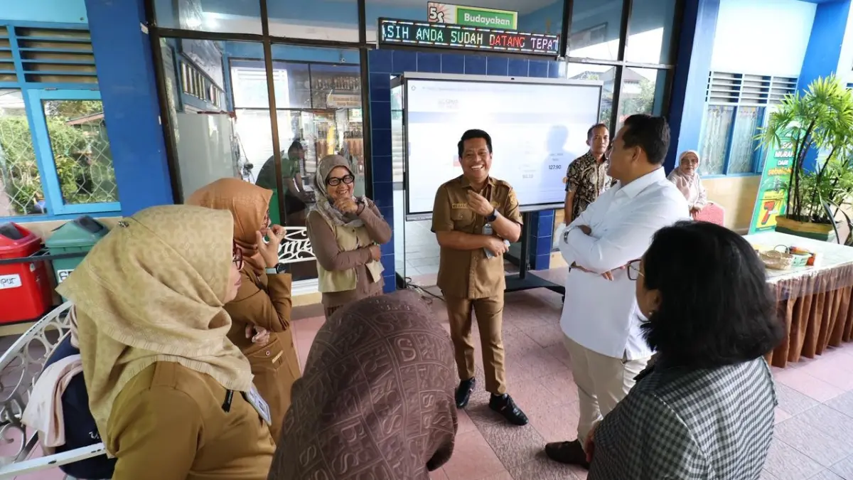 PENGAWASAN: Ketua Komisi IV DPRD Balikpapan, Gasali, memantau langsung hari pertama pendaftaran online SPMB Balikpapan 2026 di SMP 14. ANGGI PRADITHA/KP