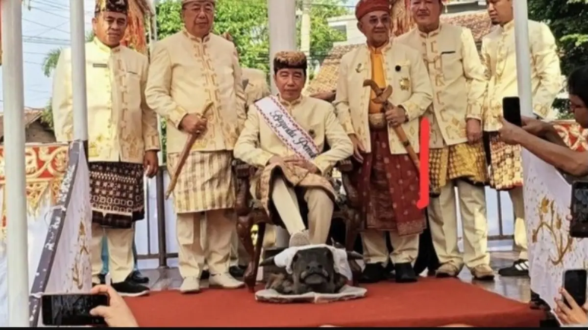 Presiden ke-7 RI Joko Widodo (Jokowi) mengikuti prosesi adat saat menerima gelar kehormatan di Lampung. (Foto tangkapan layar)