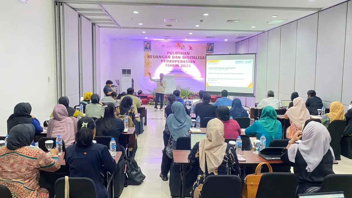 Salah seorang narasumber menyampaikan materi untuk menambah bekal para pengurus koperasi sebagai upaya peningkatan sumber daya manusia.

&nbsp;