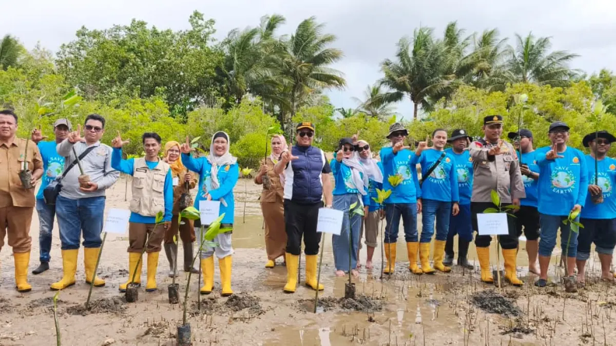 SIMBOLIS: Manajemen Bayan Group bersama tamu undangan di kawasan pesisir teritip menanam secara simbolis 1.000 pohon mangrove dalam upaya pelestarian lingkungan. (LUPUS/KP)
