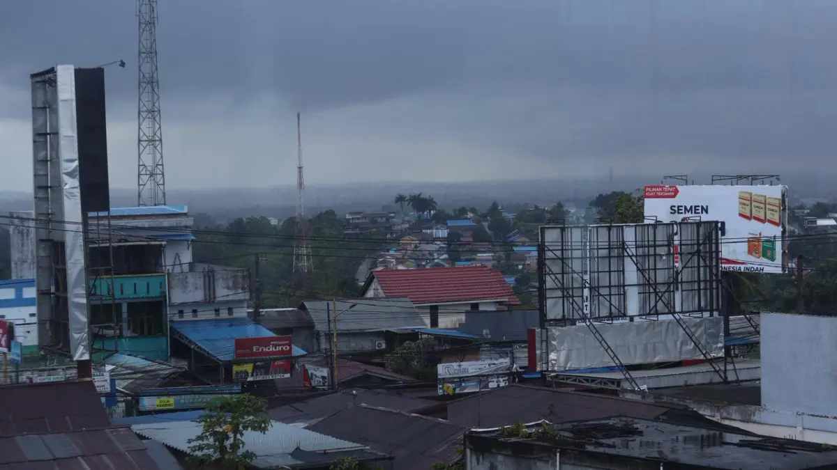 Suasana langit mendung menyelimuti Kota Balikpapan, Selasa (30/6/2026). (ANGGI PRADITHA/KP)

&nbsp;