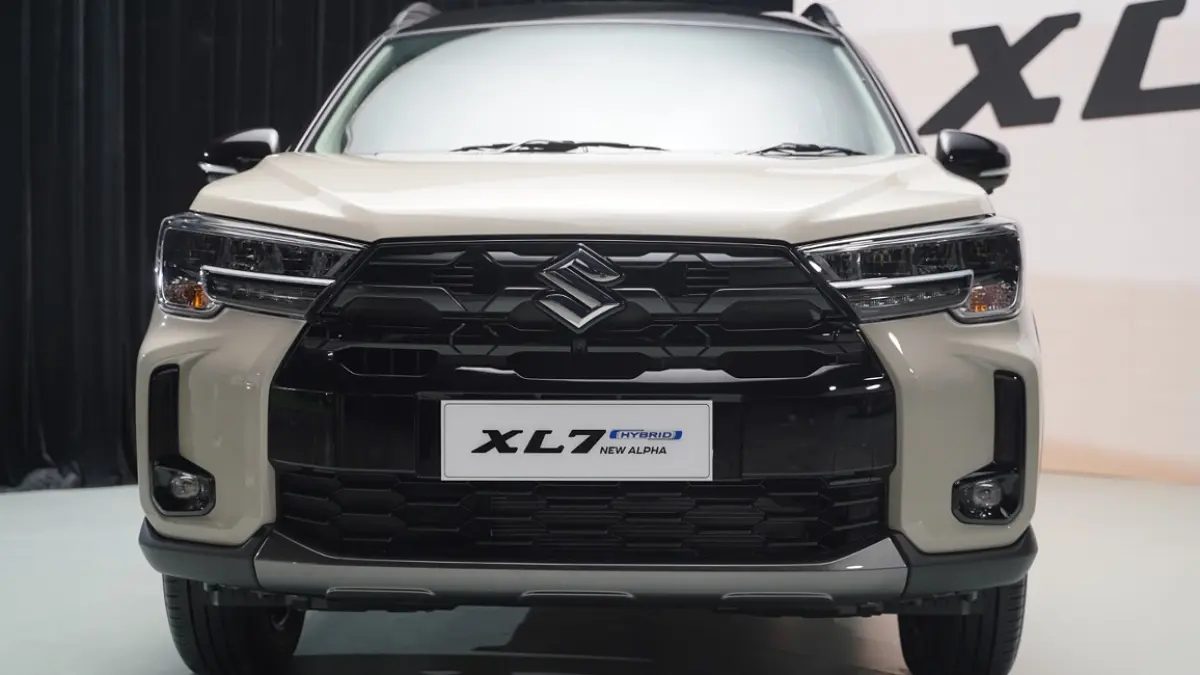 Tampak Depan: Bagian depan Suzuki XL7 New Alpha Hybrid 2026 mengusung desain Bold Front Grille baru beraksen hitam, dipadukan Bold LED Headlamp dan Bold LED Foglamp, memberikan tampilan yang lebih modern, agresif, dan premium. (Foto: Istimewa)