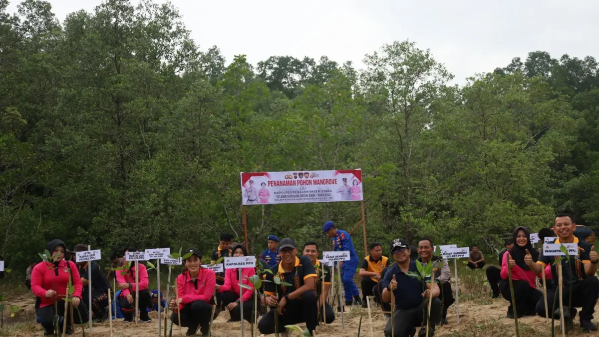 TANAM: Kapolres PPU AKBP Andreas Alek Danantara (tengah) dan Wakapolres PPU, Kompol Roganda (kanan) serta para bhayangkari PPU tanam bibit phone mangrove bersama di rangkaian perayaan HUT Bhayangkari.