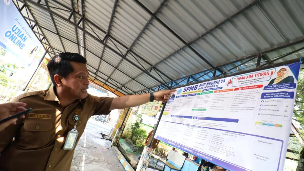 TERBUKA: Pengumuman kuota daya tampung Sistem Penerimaan Murid Baru (SPMB) 2026 yang dipasang secara terbuka di SMP 14 Balikpapan. (ANGGI PRADITHA/KP)