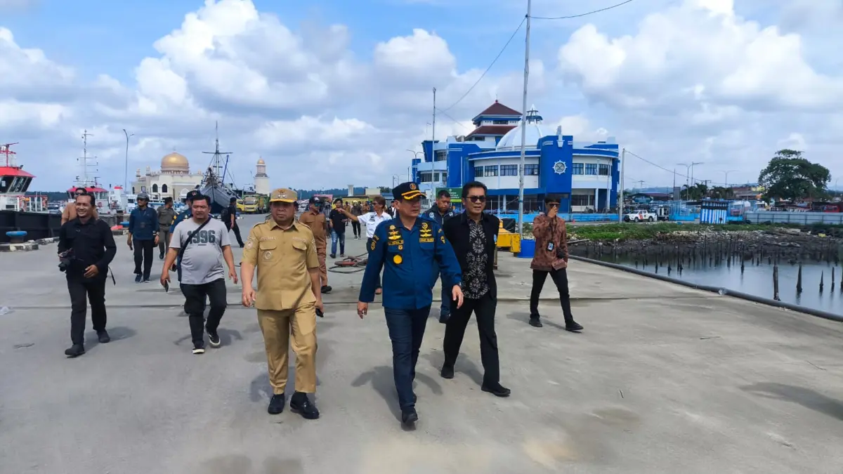 TINJAU: Wakil Wali Kota Bontang Agus Haris melihat kondisi Pelabuhan Loktuan yang diusulkan untuk rencana pengembangan. ADIEL KUNDHARA/KP