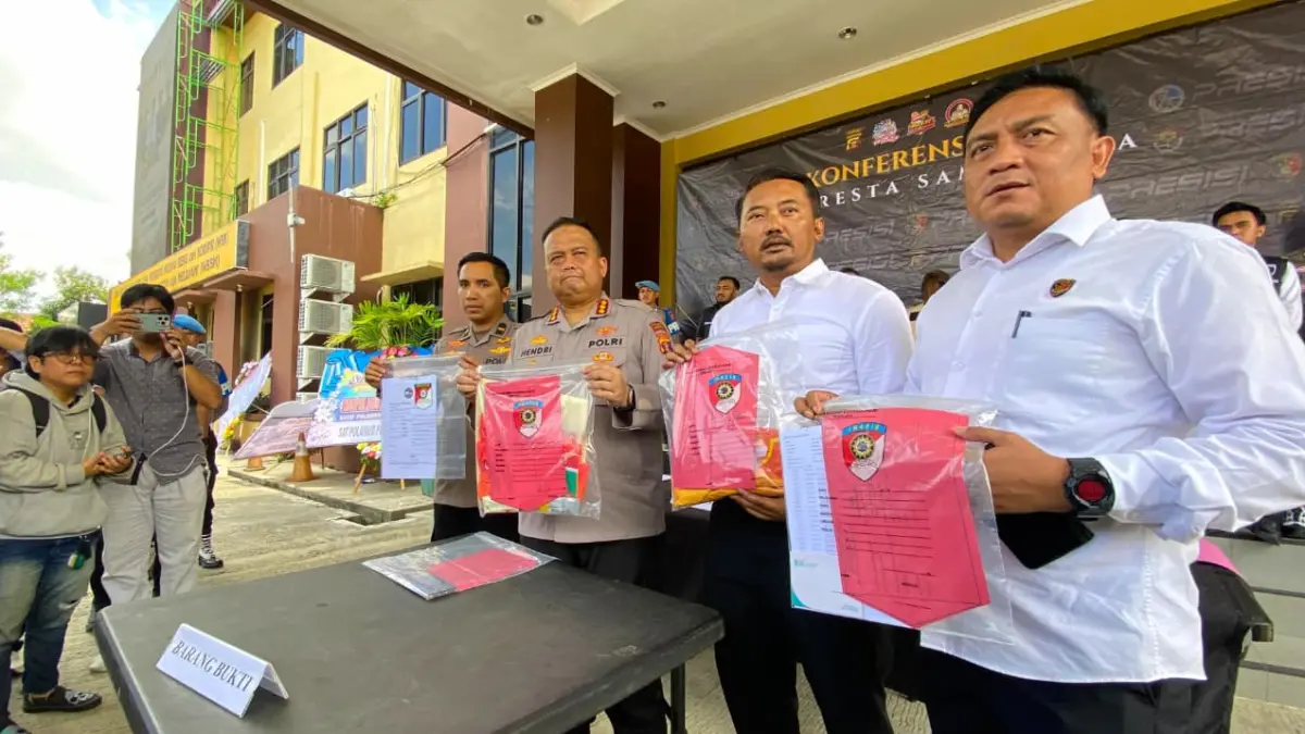 UNGKAP KASUS: Polresta Samarinda memperlihatkan barang bukti dalam konferensi pers pengungkapan kasus dugaan penipuan penyelenggaraan Samarinda Half Marathon, Selasa (30/6). HAFIZ/KP