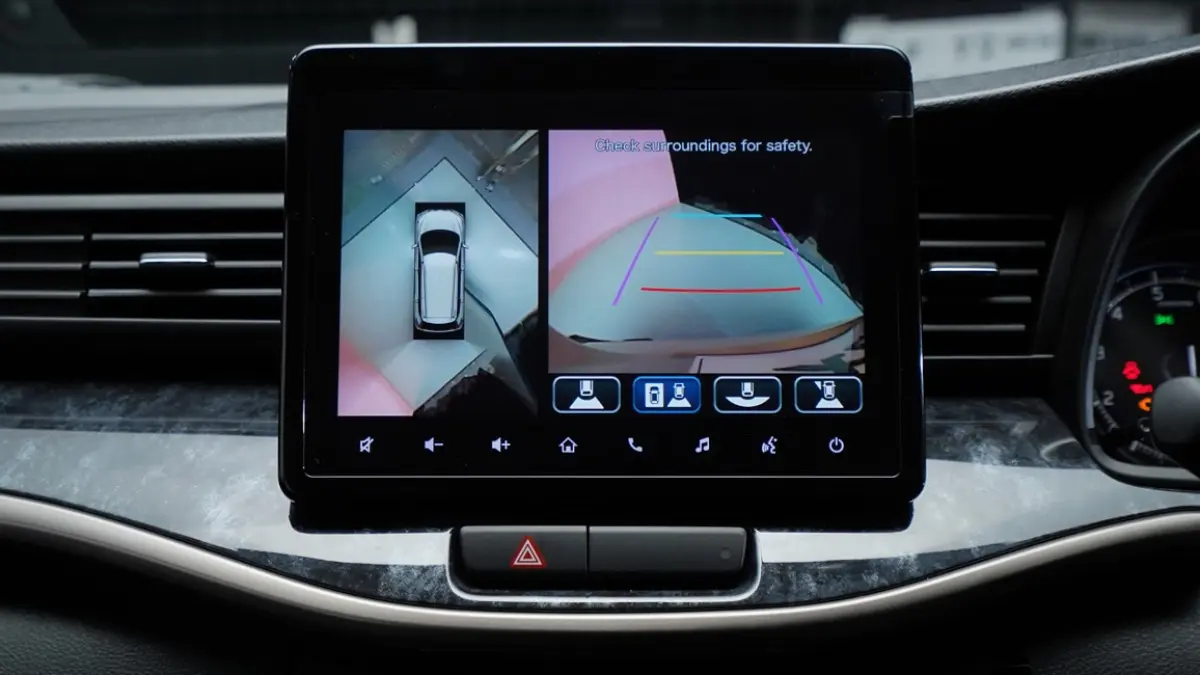 Display head unit 9 inci pada Suzuki XL7 2026 kini mendukung konektivitas Apple CarPlay dan Android Auto. Khusus varian New Alpha Hybrid juga dibekali fitur 360° View Camera, Tire Pressure Monitoring System (TPMS), dan Digital Video Recorder (DVR). (Foto: Istimewa)
