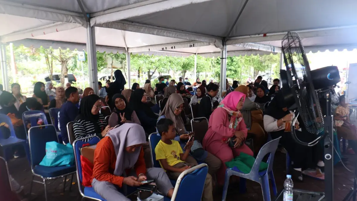 VERIFIKASI: Ratusan orang tua murid tampak memadati kantor Dinas Pendidikan dan Kebudayaan (Disdikbud) Balikpapan untuk verval SPMB, Selasa (30/6/2026). (ANGGI/KP)