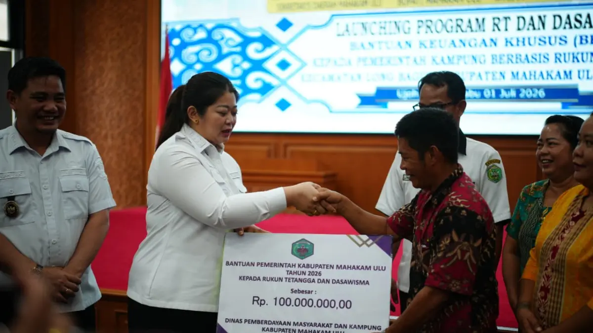 BANTUAN: Bupati Mahulu Angela Idang Belawan didampingi Wakil Bupati Suhuk memberikan bantuan RT dan Dasawisma secara simbolik di Ballroom Lantai 3 Kantor Bupati, Rabu (1/7). (JODY KRISTIANTO/KP)