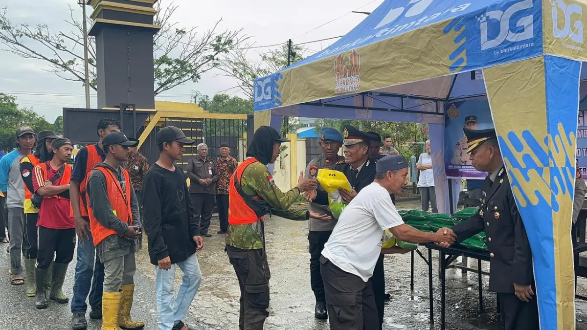 BERBAGI BERAS: Usai memeringati Hari Bhayangkara ke-80 tahun 2026, Polres PPU membagikan setengah ton beras kepada warga yang berhak menerima bantuan sosial.(humas polres ppu)