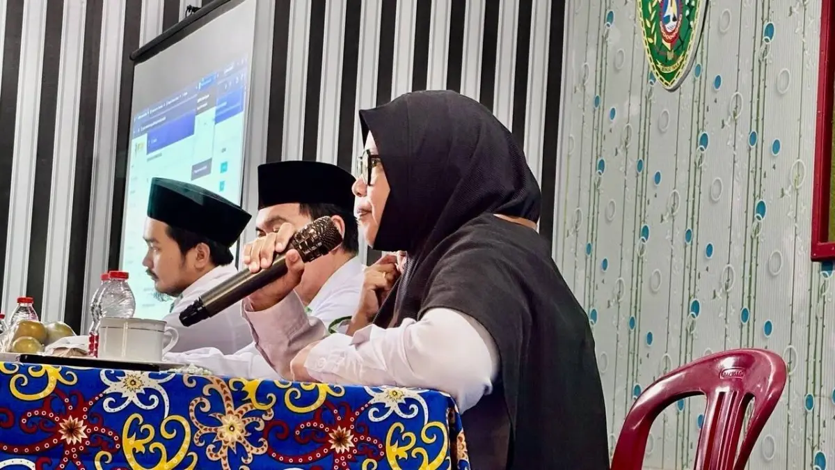 BINA: Analis SDM Aparatur Ahli Muda Kantor Kementerian Agama Kabupaten Penajam Paser Utara, Dewi Ayu Ayomsari, memberikan pembinaan teknis terkait tata kelola kepegawaian.(IST)