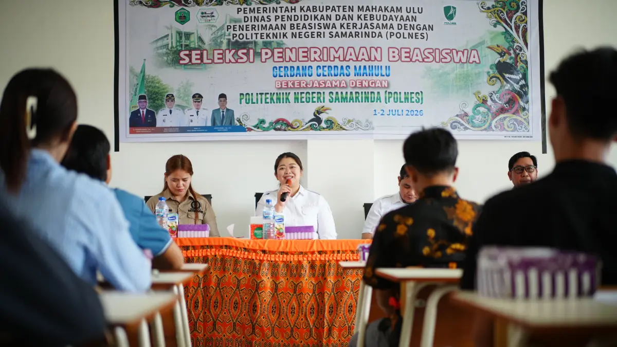 Bupati Mahulu Angela Idang Belawan menyemangati peserta beasiswa di Kantor Disdikbud Mahulu, Rabu (1/7). (Jody Kristianto/KP)